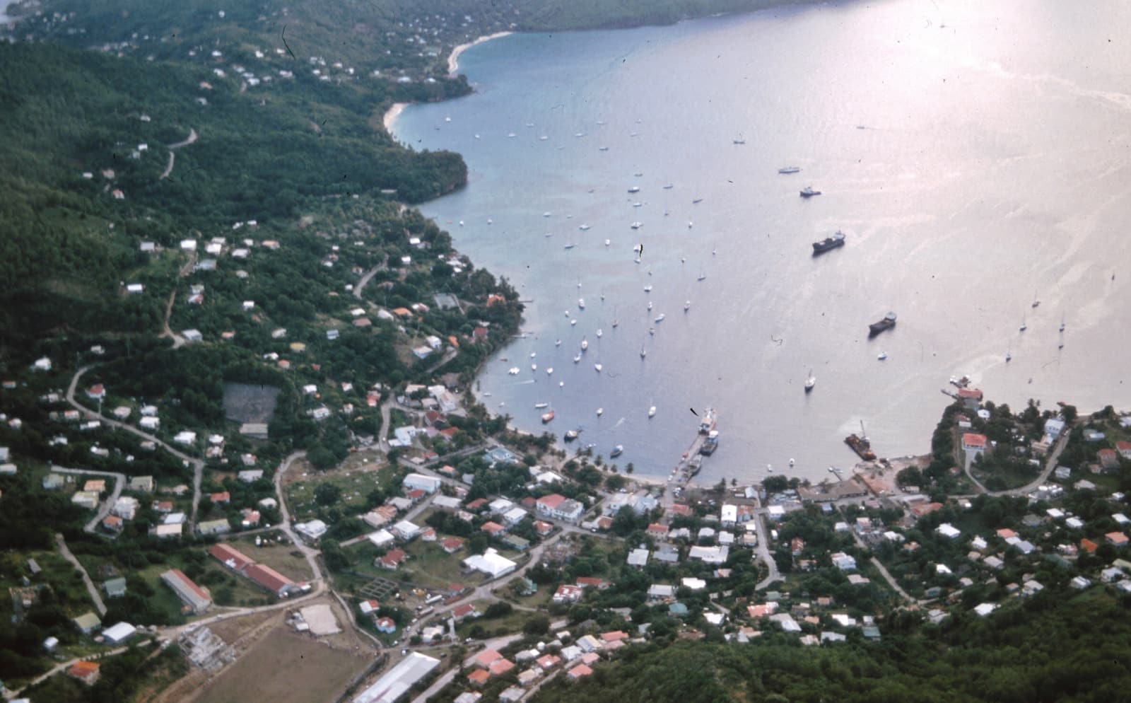 Port Elizabeth y Admiralty Bay en Bequia vistas desde la ladera