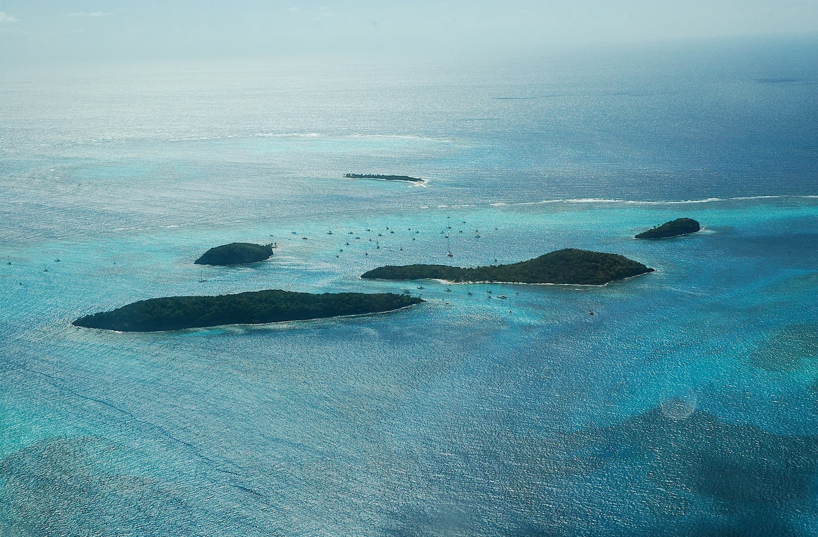 Vista aérea de los Tobago Cays, su laguna turquesa y el arrecife que los protege