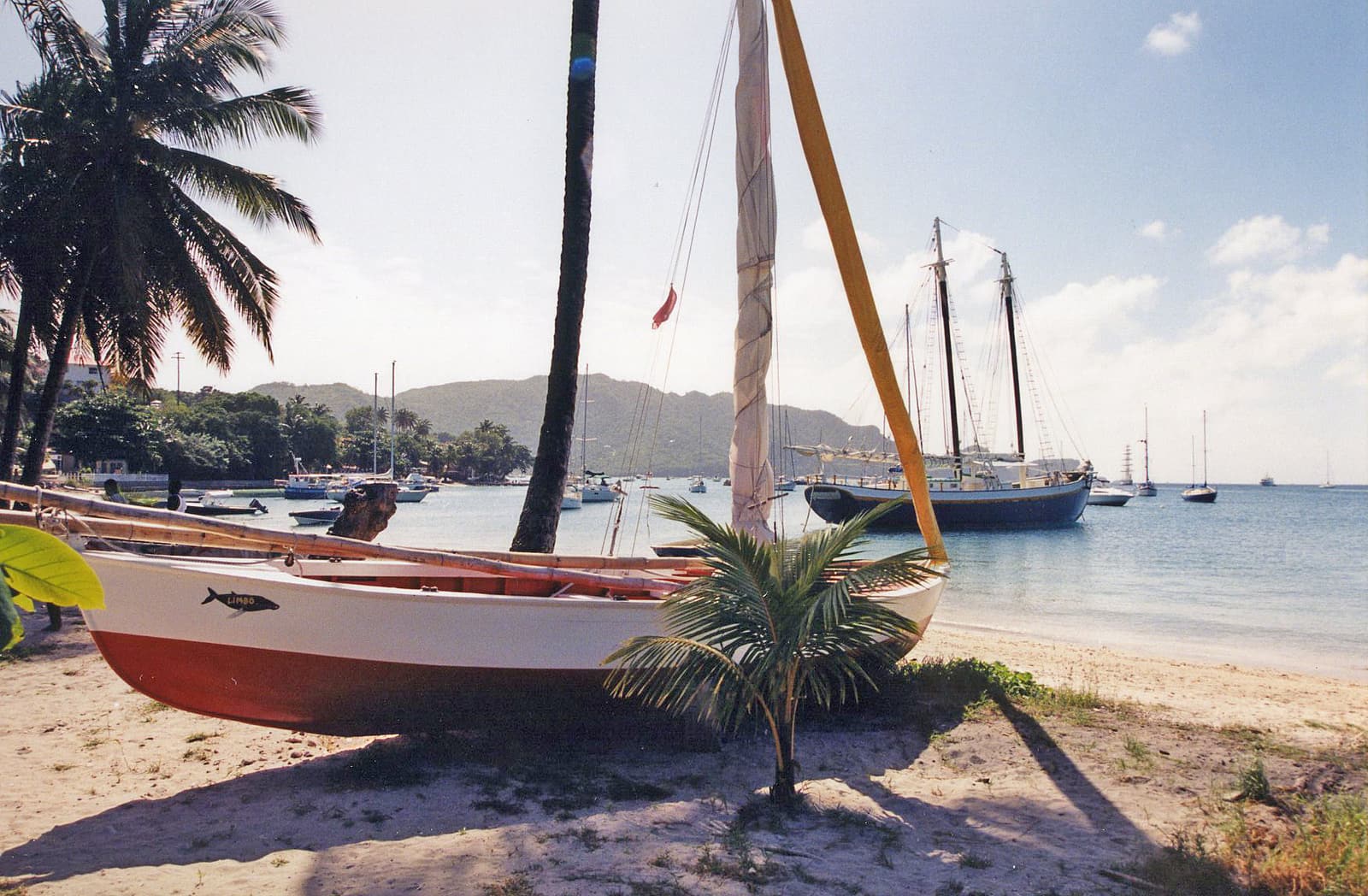 Segelboote am Strand der Admiralty Bay auf Bequia