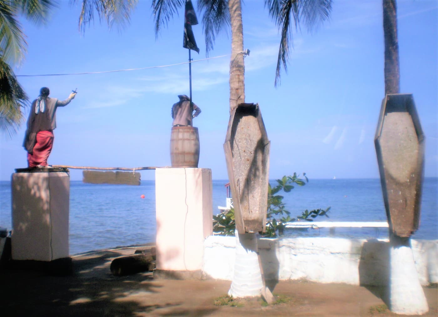 Figures sculptées sur le front de mer de Wallilabou, lieu de tournage de Pirates des Caraïbes
